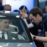 El Rey Felipe VI (i) probando un coche en el Mobile World Congress (MWC) para encabezar la inauguración del evento, en el recinto Gran Via de Fira de Barcelona en L'Hospitalet de Llobregat, a 26 de febrero de 2024, en Barcelona, Catalunya (España).