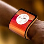 MWC24: Motorola presenta un móvil flexible que puedes llevar enrollado en la muñeca como un reloj.