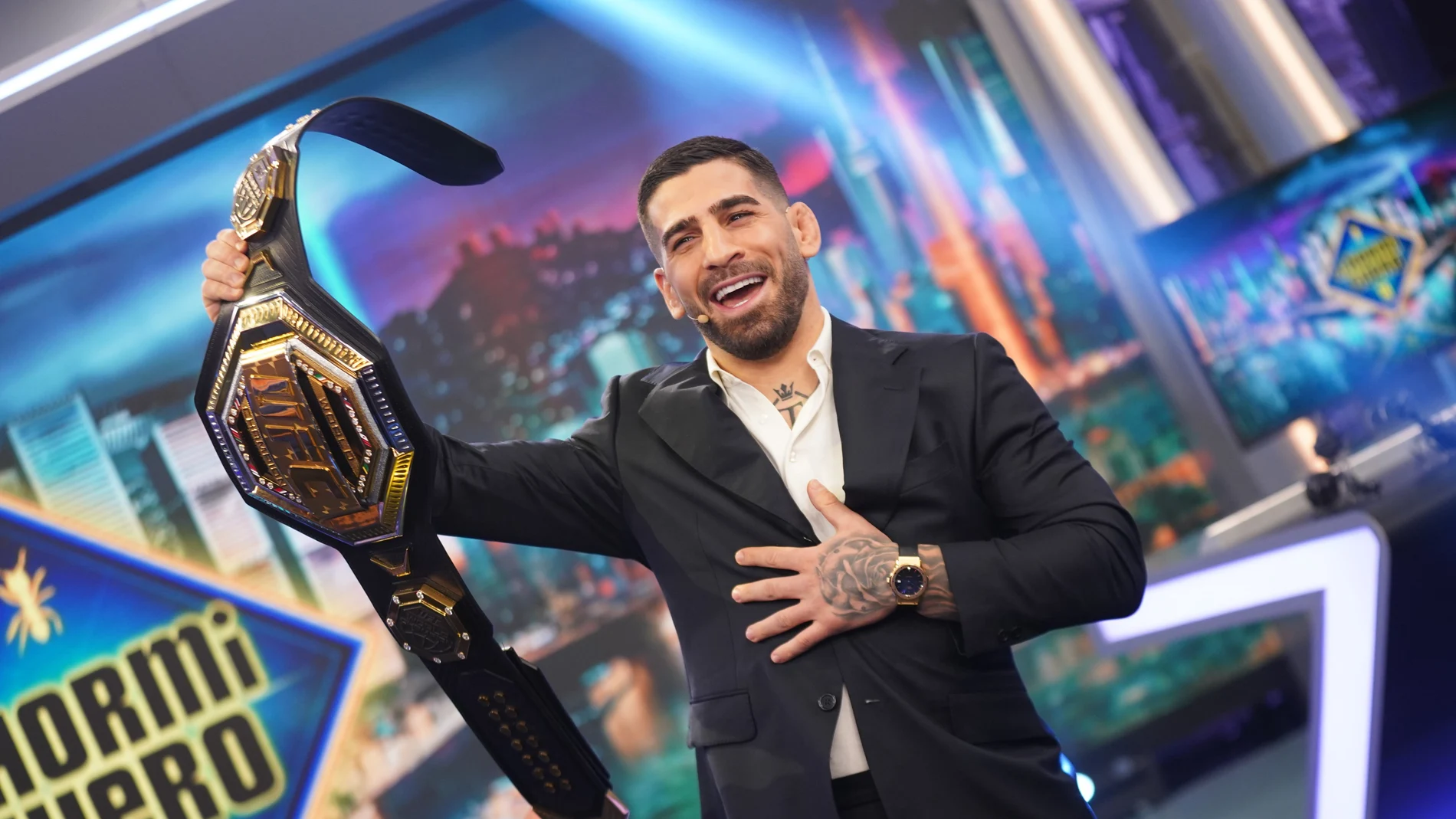 Ilia Topuria muestra su cinturón de campeón de la UFC en 'El Hormiguero'