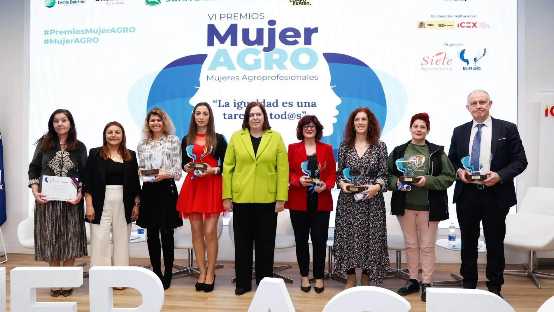 Los ganadores de los VI Premios MujerAGRO han sido Marta Martín Abad, Fundadora y gerente de Entrecabritos; Jacoba González Gómez, directora de ITEAF Sevilla.; BIOSER; Enrique de los Ríos Porras, director general de UNICA; Inés Jul López, responsable de Ganadería Currás Xia; Estudio sobre ‘Biotecnologías reproductivas como la fecundación in vitro en animales’ liderado por Ana Josefa Soler Valls, veterinaria y Doctora en Ingeniería Agronómica; y Rosa Vañó Cañadas, Socia Fundadora de Castillo de Canena.
