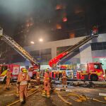 Imagen de los bomberos actuando en el incendio de Campanar el pasado jueves 22 de febrero