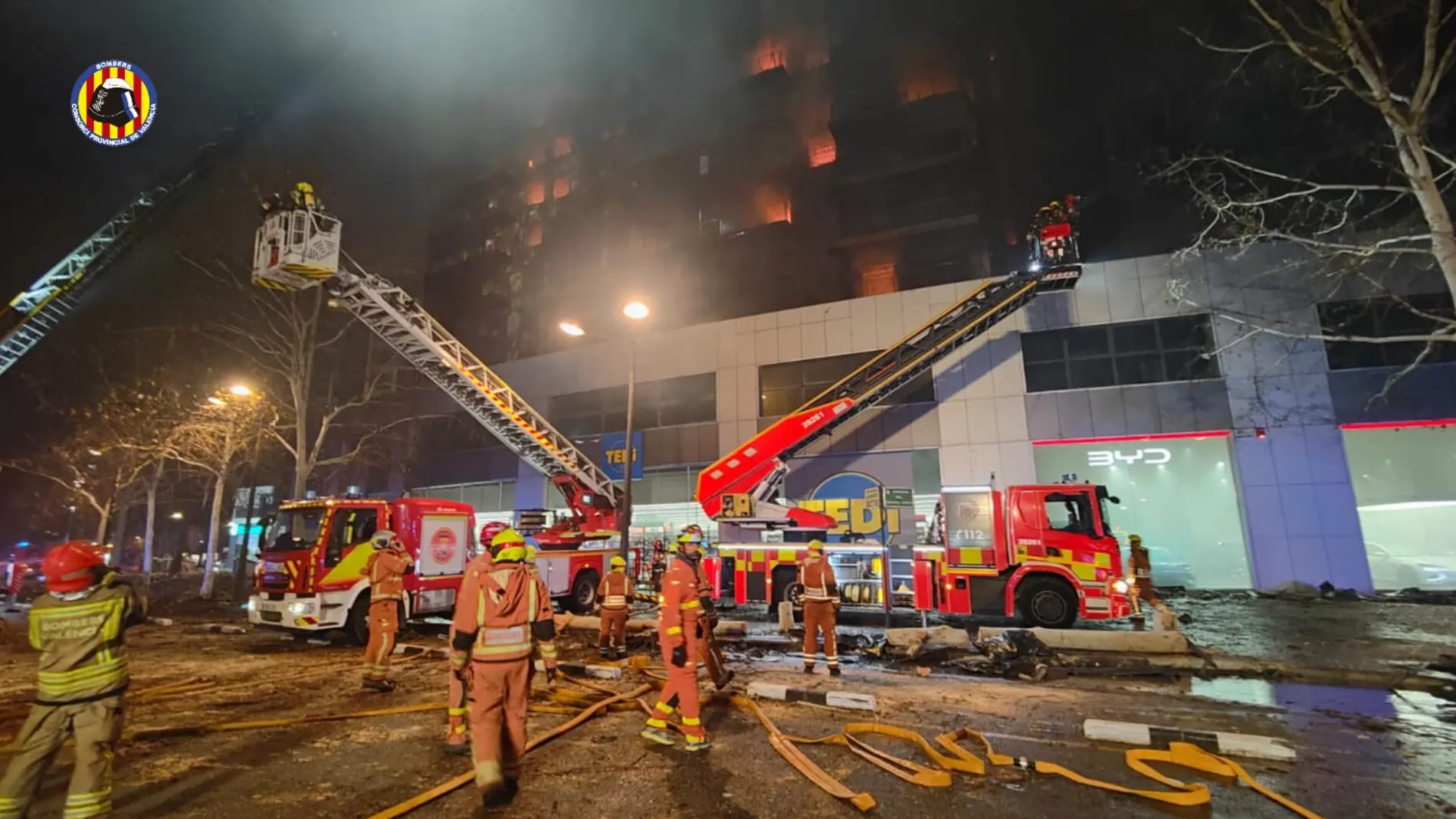Imagen de los bomberos actuando en el incendio de Campanar el pasado jueves 22 de febrero