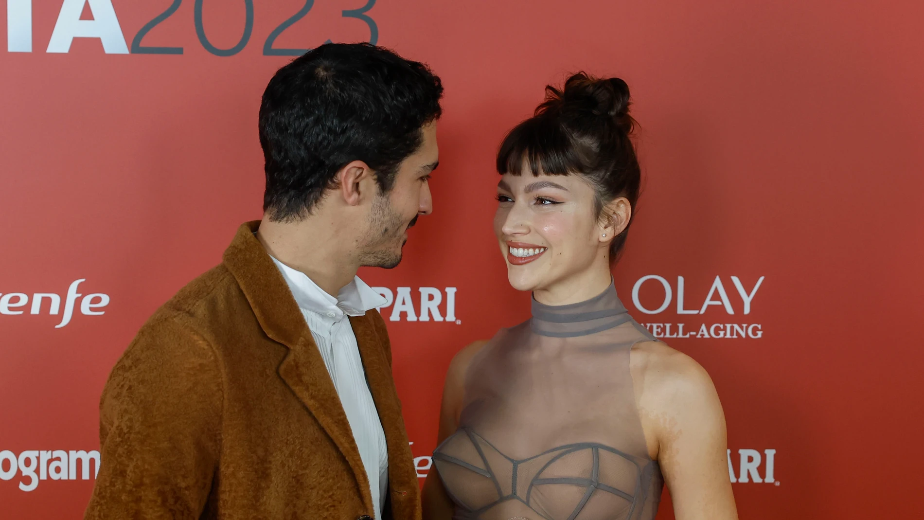 MADRID, 26/02/2024.- La actriz Úrsula Corberó y su novio, el actor y productor argentino Chino Darín, posa para los fotógrafos a su llegada al pase gráfico de la Gala Premios Fotogramas de Plata, este lunes en Madrid. EFE/Juanjo Martín