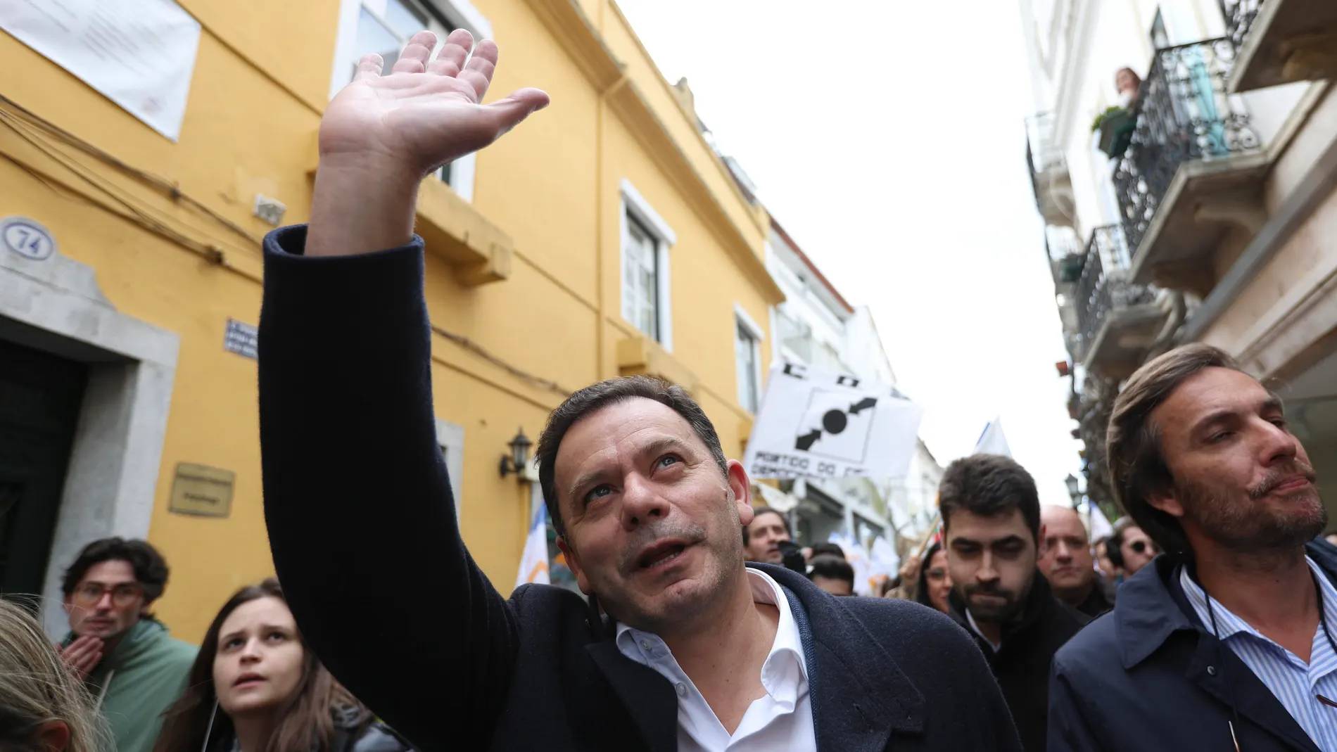Beja (Portugal), 26/02/2024.- PSD (Social Democratic Party) president and AD (Democratic Alliance) leader Luis Montenegro (C) campaigns in the streets of Beja ahead of the 10 March legislative elections, Portugal, 26 February 2024. (Elecciones) EFE/EPA/TIAGO PETINGA