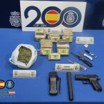 Droga y armas incautadas en la operación