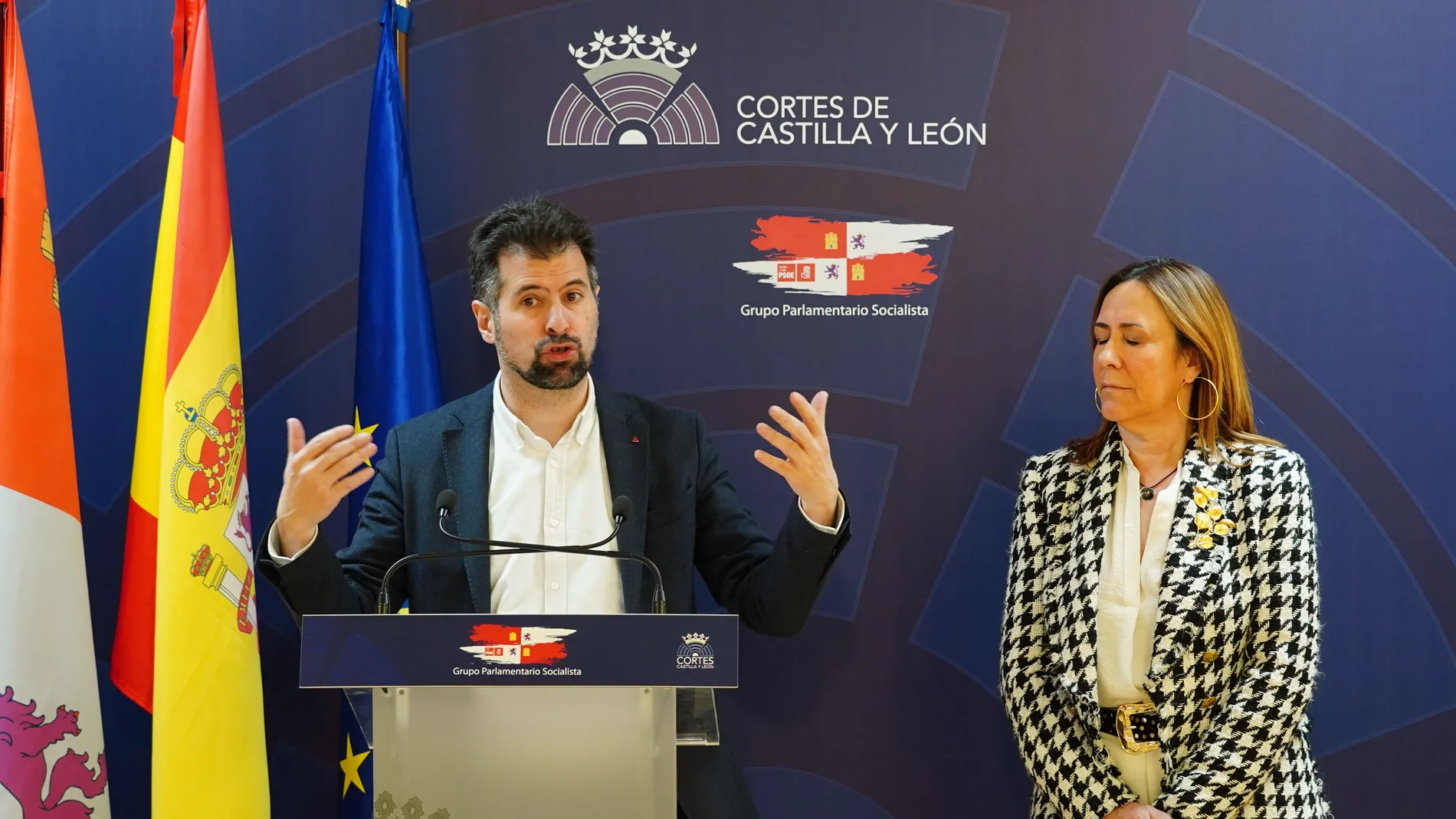 Tudanca atiende a la prensa junto a Rosa Rubio