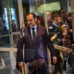 El exministro José Luis Ábalos sale tras ofrecer una rueda de prensa en la que ha anunciado que mantiene su ac