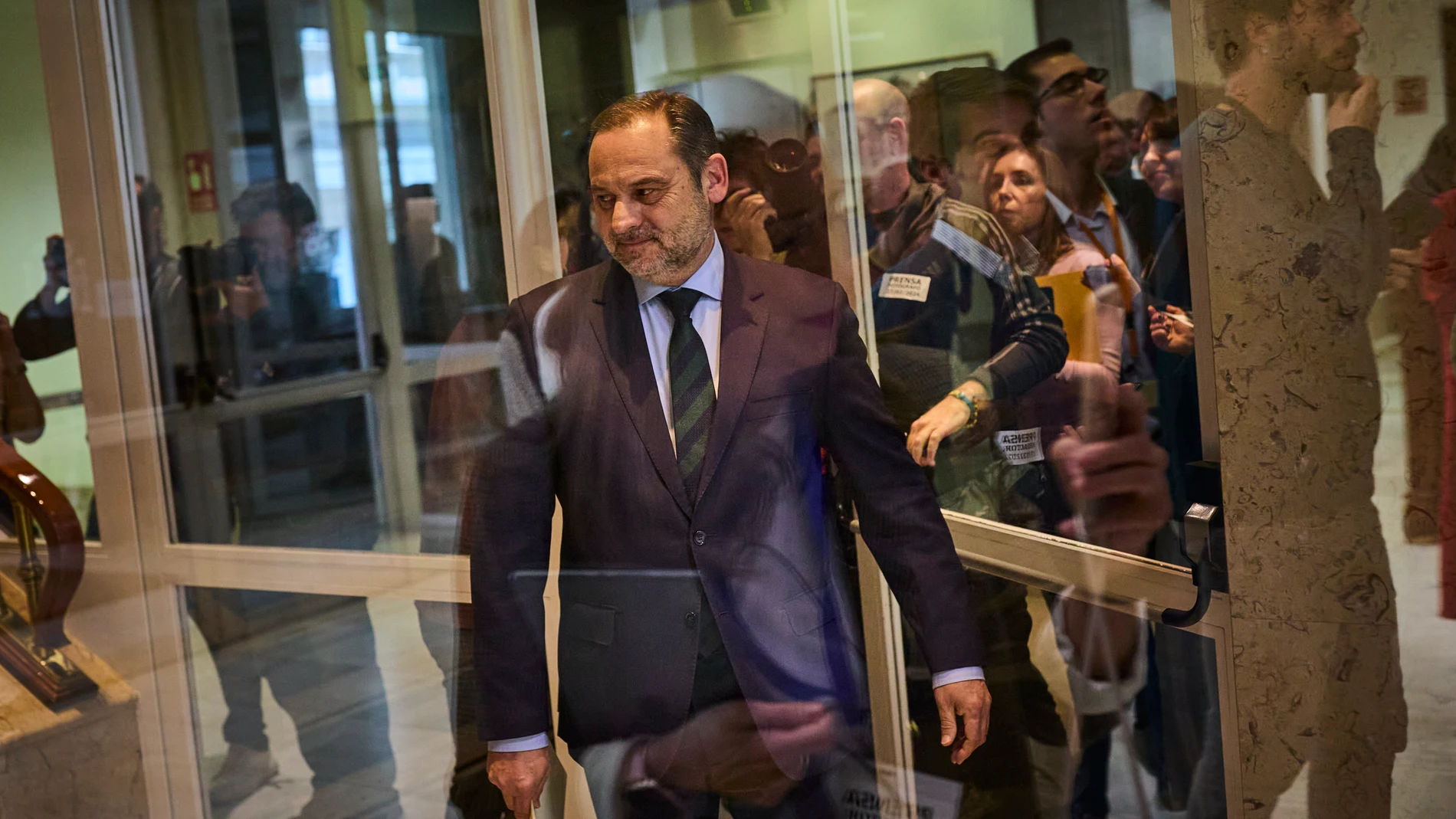 El exministro José Luis Ábalos sale tras ofrecer una rueda de prensa en la que ha anunciado que mantiene su acta de diputado por Valencia en el Congreso y que pasará al grupo mixto, con lo que desoye la exigencia del PSOE que le dio un plazo de 24 horas para dejar su escaño ante el caso Koldo © Alberto R. Roldán / Diario La Razón. 27 02 2024