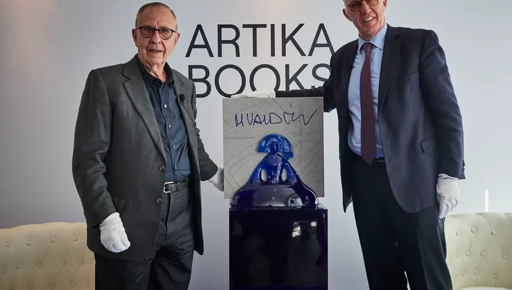 El artista Manolo Valdés, ha presentado hoy un nuevo libro de edición limitada 'Damas y caballeros' (Artika)