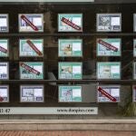 Carteles de alquiler de viviendas en una inmobiliaria. 