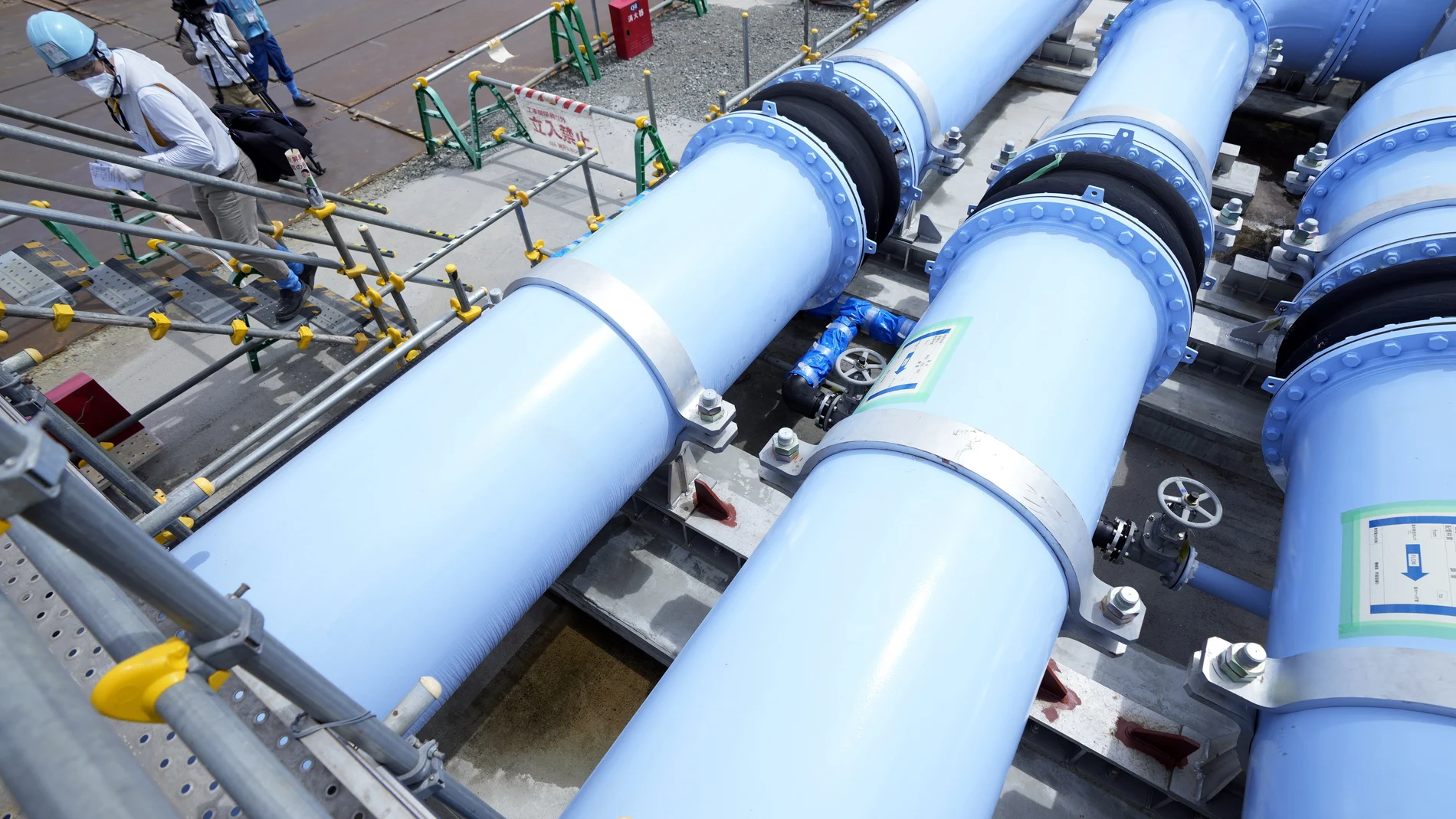 Operarios de Fukushima realizan tareas de control en la central nuclear japonesa