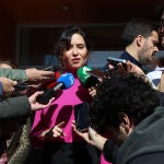 Ayuso cree que Sánchez debe ser "valiente" y salir a dar explicaciones en vez de estar "escondido en La Moncloa"