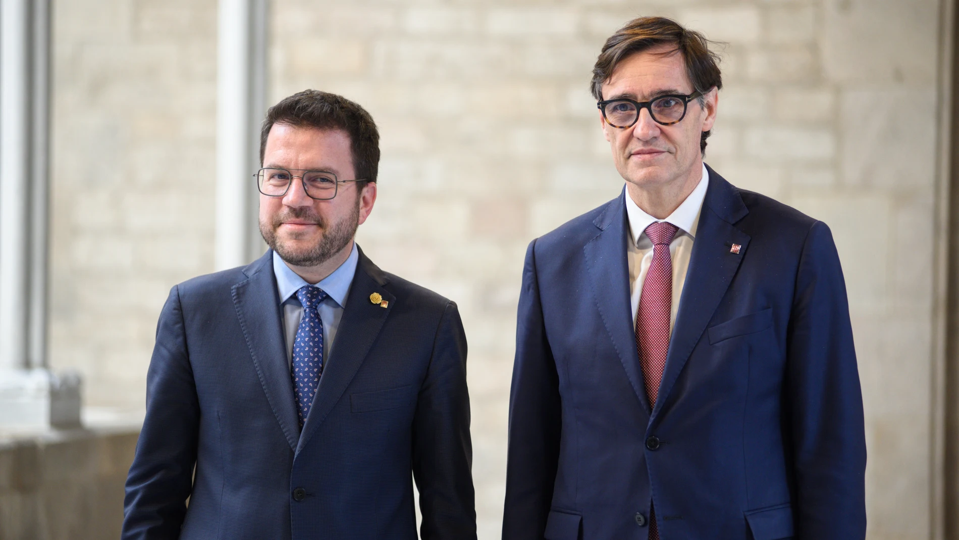 El presidente de la Generalitat, Pere Aragonès (i), y el primer secretario del PSC, Salvador Illa (d), a su llegada para firmar el acuerdo sobre los presupuestos de la Generalitat, en la Sala de Diputados del Palau, a 27 de febrero de 2024, en Barcelona, Catalunya (España). El Govern catalán ha alcanzado un acuerdo con el grupo parlamentario del PSC-Units per Avanzar para la aprobación de los presupuestos de la Generalitat de este año. La firma del acuerdo acerca al Govern a la mayoría absolu...