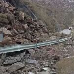 Un derrumbe de rocas y tierra deja incomunicados a los vecinos de Peranzanes, en León