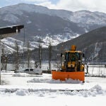 Una máquina quitanieves trabaja en Riaño (León)