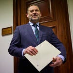El exministro José Luis Ábalos sale tras ofrecer una rueda de prensa en la que ha anunciado que mantiene su ac