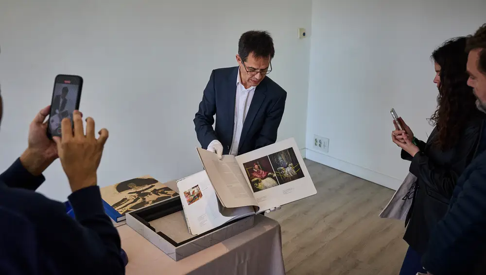 El artista Manolo Valdés, ha presentado hoy un nuevo libro de edición limitada 'Damas y caballeros' (Artika)