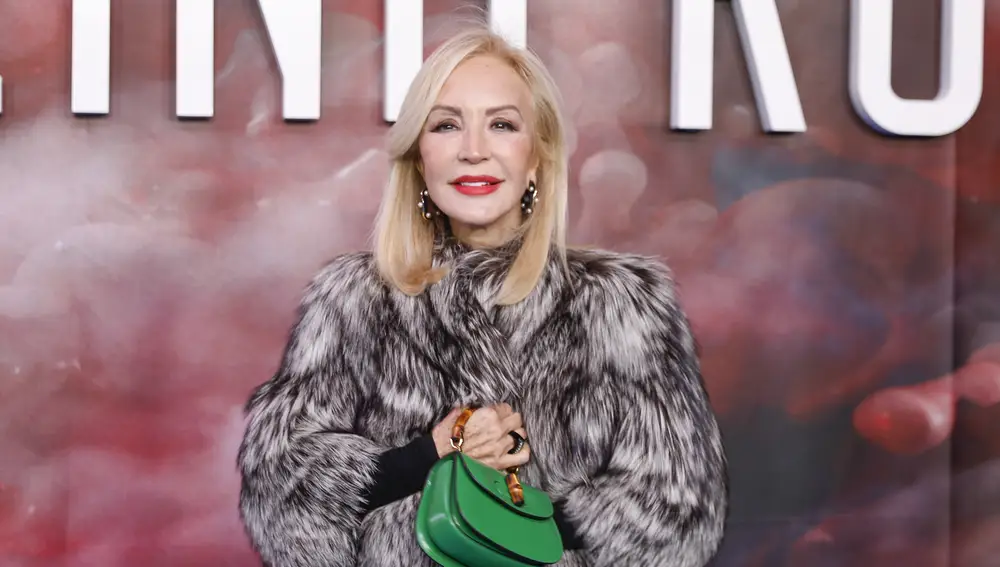 Carmen Lomana derrocha elegancia en la premier de 'La Reina Roja'.