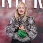 Carmen Lomana derrocha elegancia en la premier de 'La Reina Roja'.
