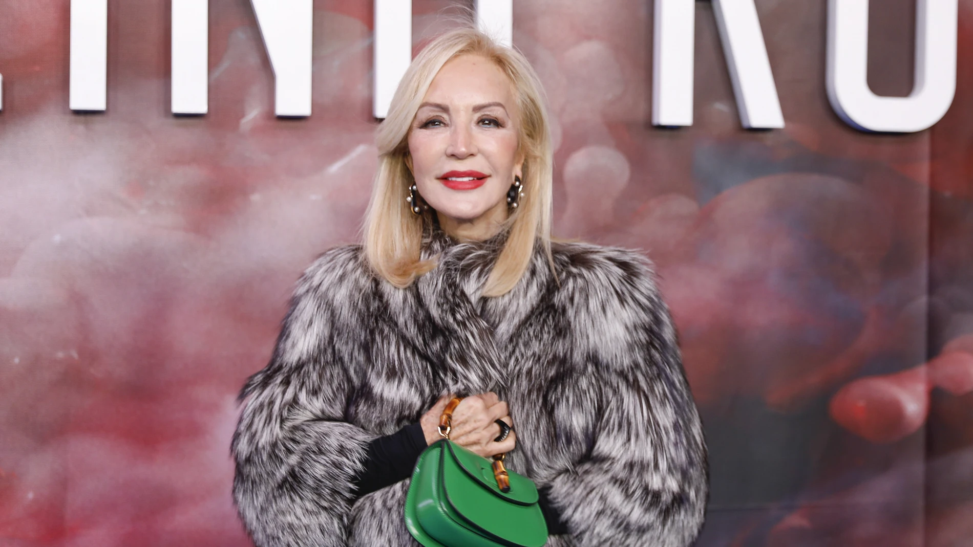 Carmen Lomana derrocha elegancia en la premier de 'La Reina Roja'.