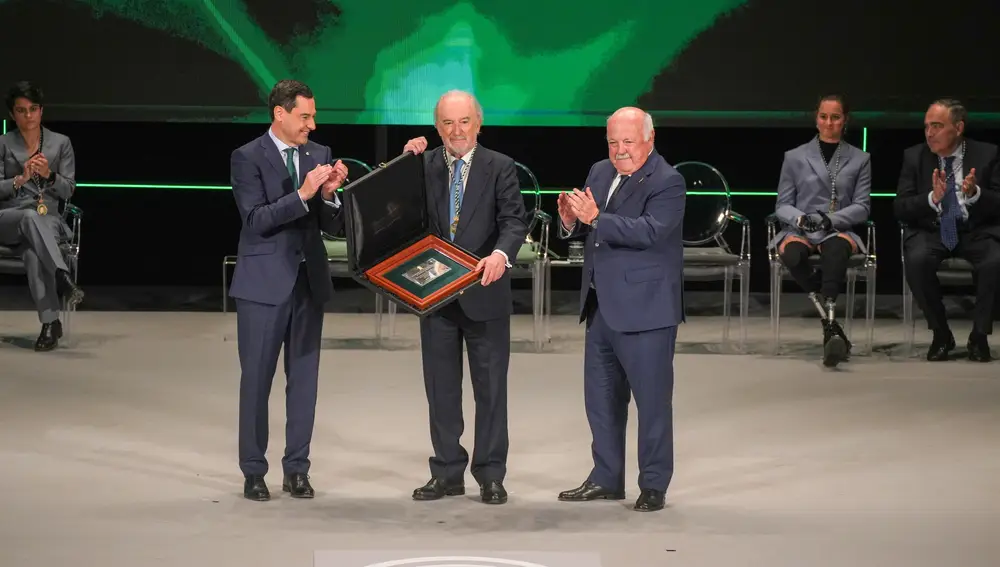 El presidente de la Junta de Andalucía, Juanma Moreno (i), y el presidente del Parlamento, Jesús Aguirre (d), junto director de la RAE, Santiago Muñoz Machado