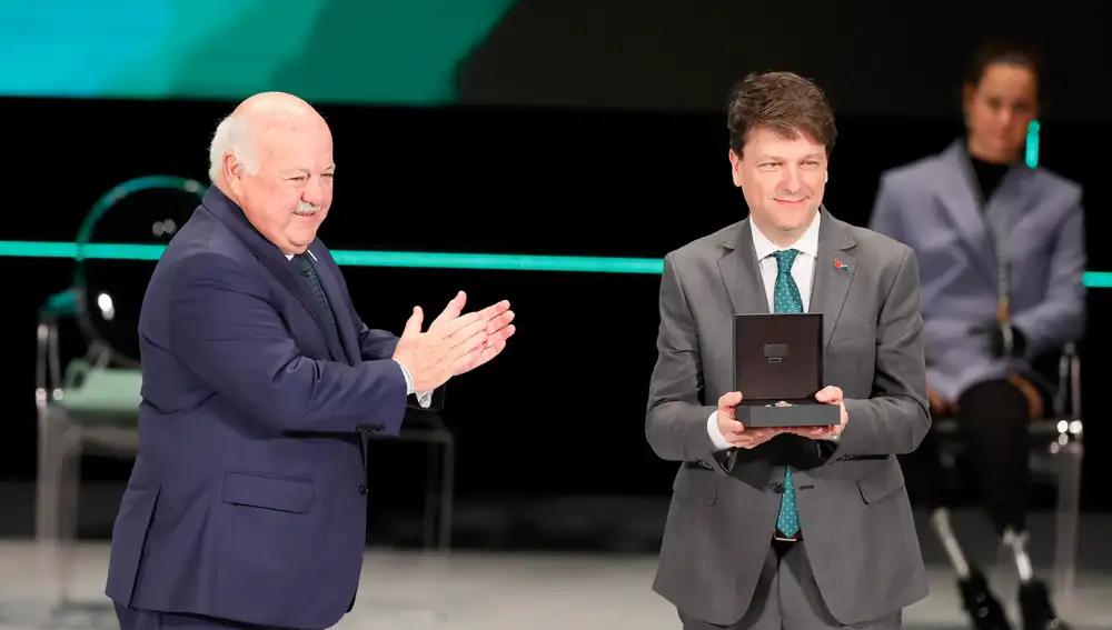 -El presidente del Parlamento andaluz, Jesús Aguirre, aplaude tras entregar la Medalla de Andalucía de la Solidaridad y la Concordia a la Plataforma Andaluza de Voluntariado