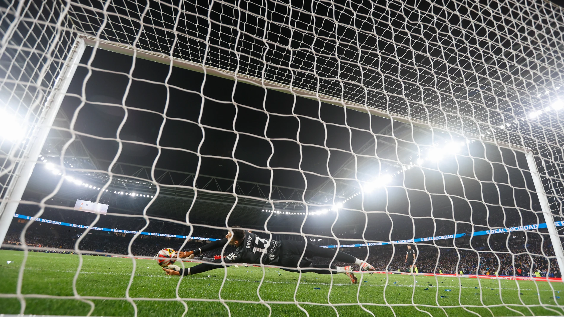SAN SEBASTIÁN, 27/02/2024.- El guardameta del RCD Mallorca Dominik Greif detiene el penalti que lanza Mikel Oyarzabal, de la Real Sociedad, tras la prórroga del partido de vuelta de las semifinales de la Copa del Rey que Real Sociedad y RCD Mallorca disputan este martes en el Reale Arena, en San Sebastián. EFE/Javier Etxezarreta