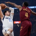 Doncic intenta evitar el tapón de Mobley