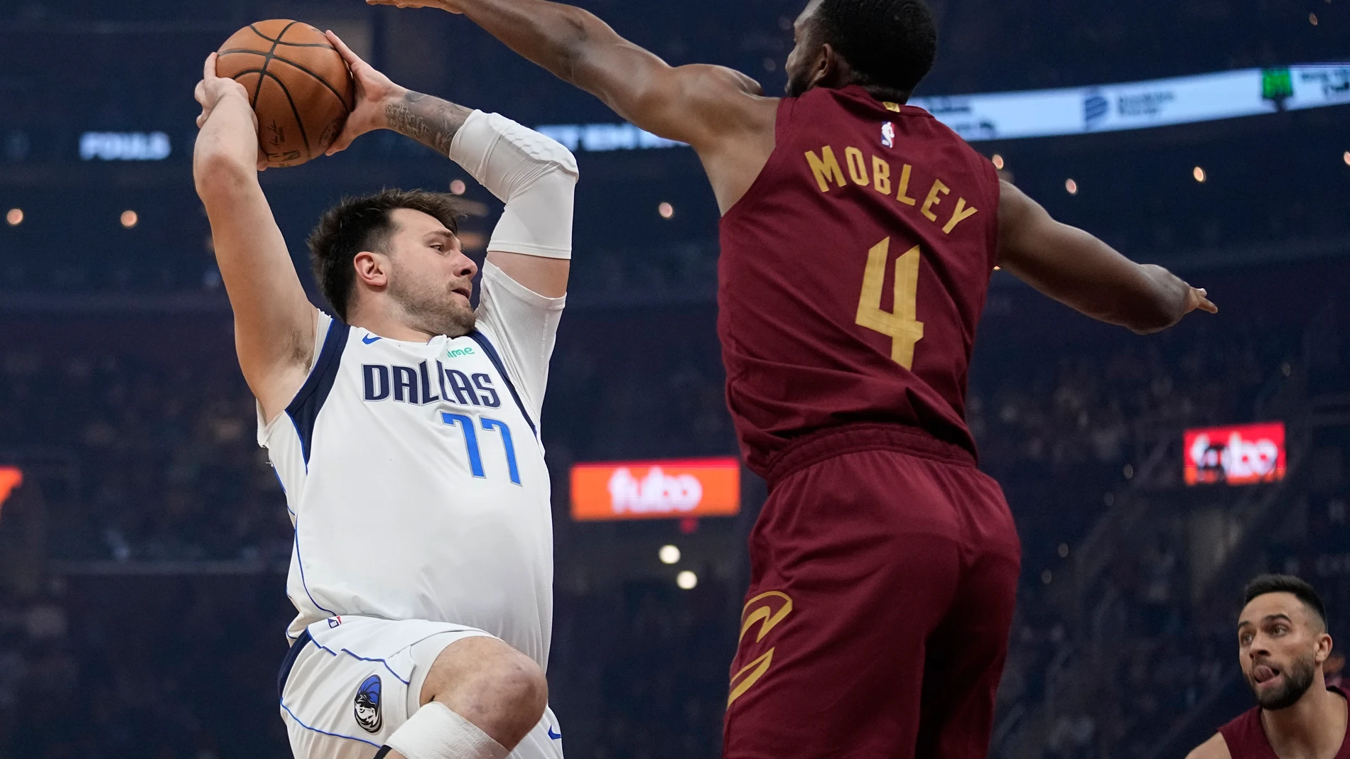 Doncic intenta evitar el tapón de Mobley