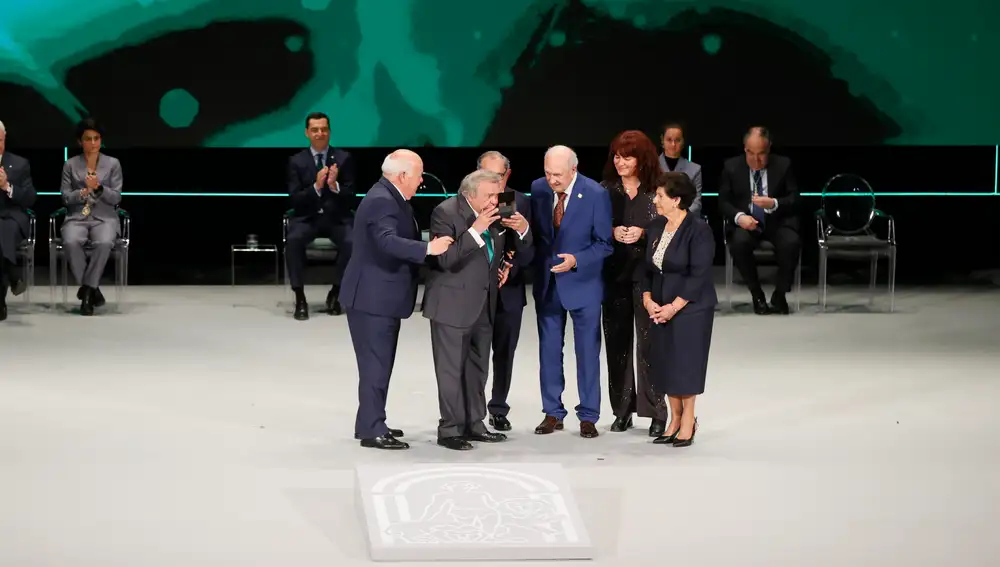 El presidente del Parlamento andaluz, Jesús Aguirre, entrega la Medalla de Andalucía de las Artes al grupo musical Los Romeros de la Puebla