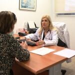 La doctora Sambola con una paciente, en consulta