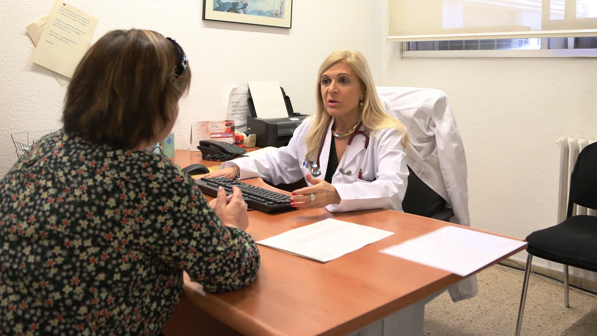 La doctora Sambola con una paciente, en consulta
