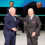 El presidente del Parlamento andaluz, Jesús Aguirre (i), entregó la Medalla de Andalucía a la Proyección de Andalucía a Álvaro Domecq Romero como fundador de la Real Escuela de Arte Ecuestre