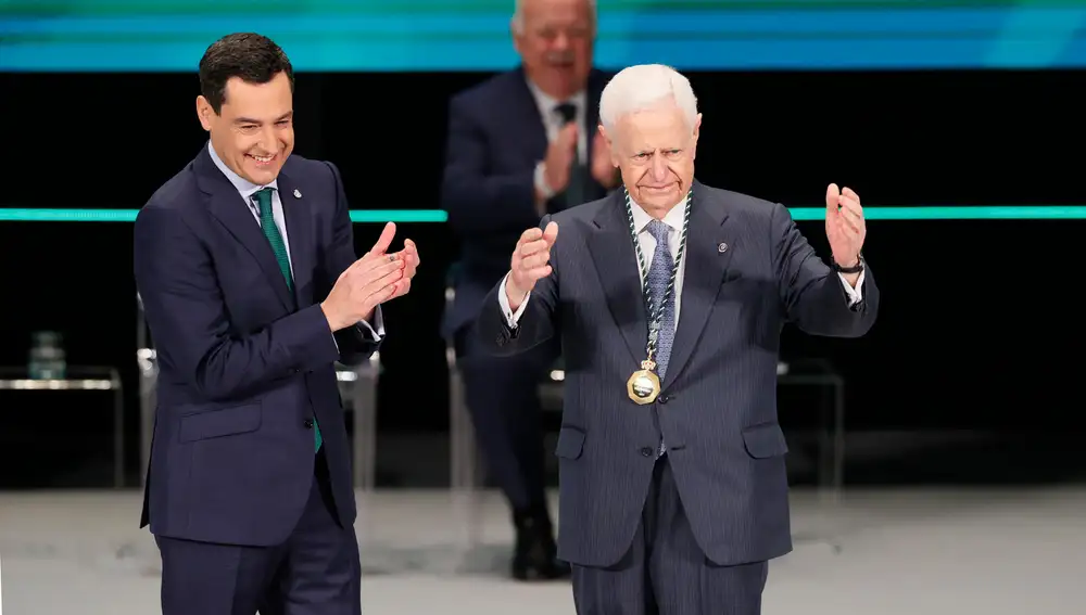 l presidente de la Junta de Andalucía, Juanma Moreno, felicita tras colocar la Medalla de Andalucía de Economía y Empresa a José Luis Sánchez Domínguez