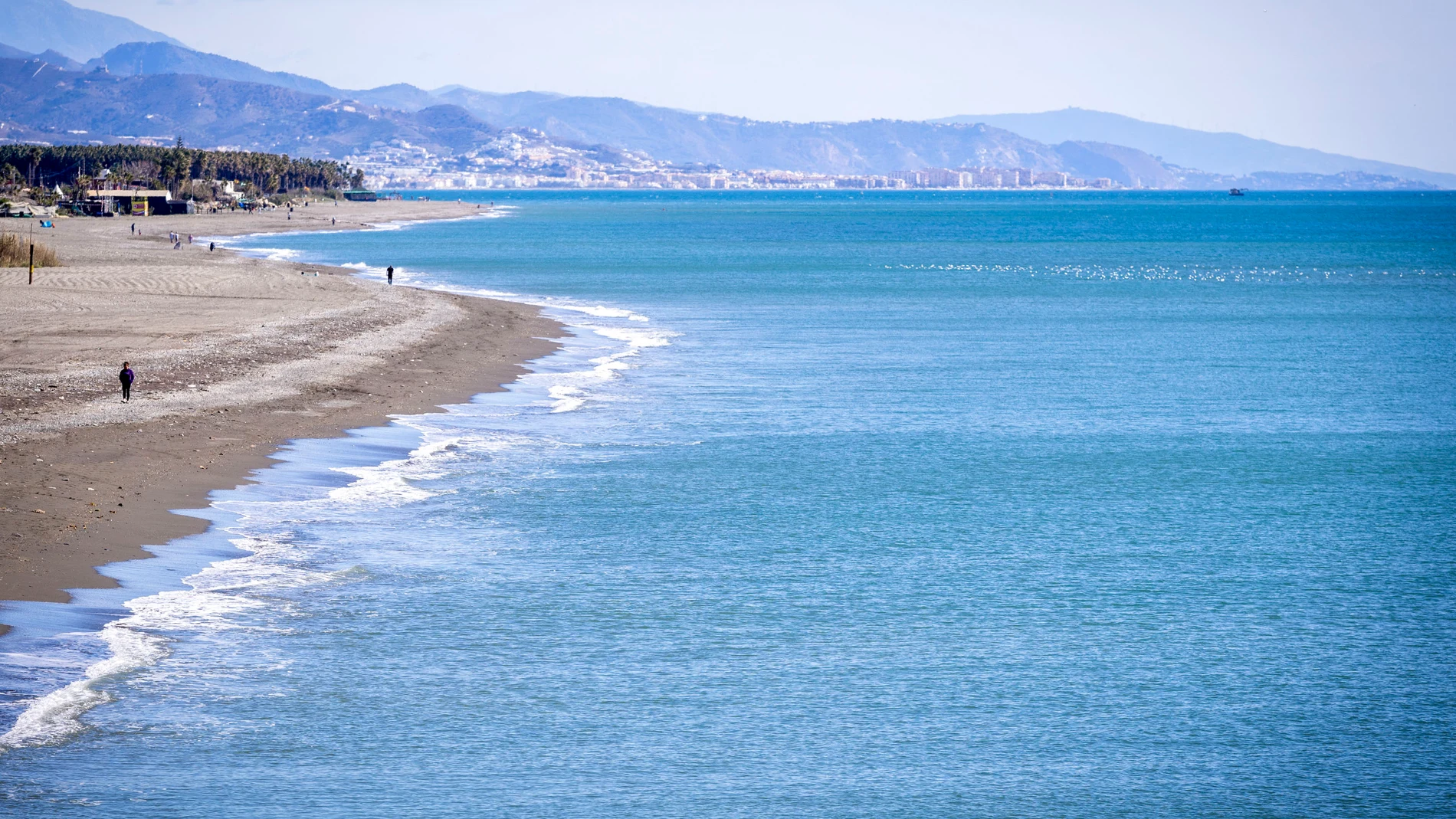 MÁLAGA, 28/02/2024.- Los equipos de rescate han localizado este miércoles un cadáver a unos ocho kilómetros de Caleta de Vélez, la zona del municipio de Vélez-Málaga donde ayer desapareció un hombre que se adentró en el mar con una tabla de padelsurf. EFE/ Álvaro Cabrera
