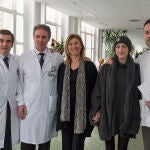 Josep Mª Campistol, director general del Clínic, el doctor Álvaro Urbano Ispizua junto a Ariana Benedé y su madre. Ángela Jover