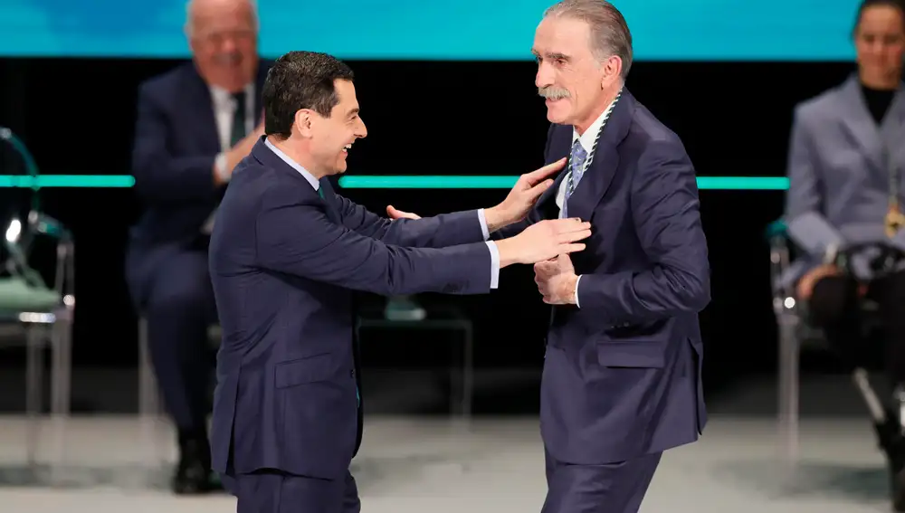El presidente andaluz, Juanma Moreno(i), tras colocar la Medalla de Andalucía de la Solidaridad y la Concordia al comunicador Juan y Medio
