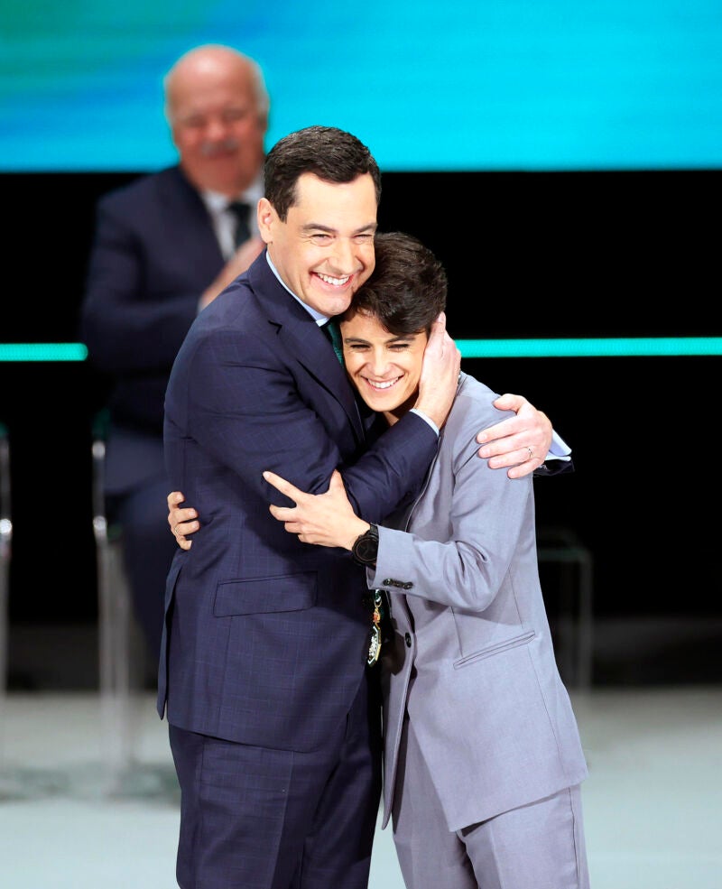 El presidente de la Junta de Andalucía, Juanma Moreno, felicita tras colocar la Medalla de Andalucía al Deporte a María Pérez García