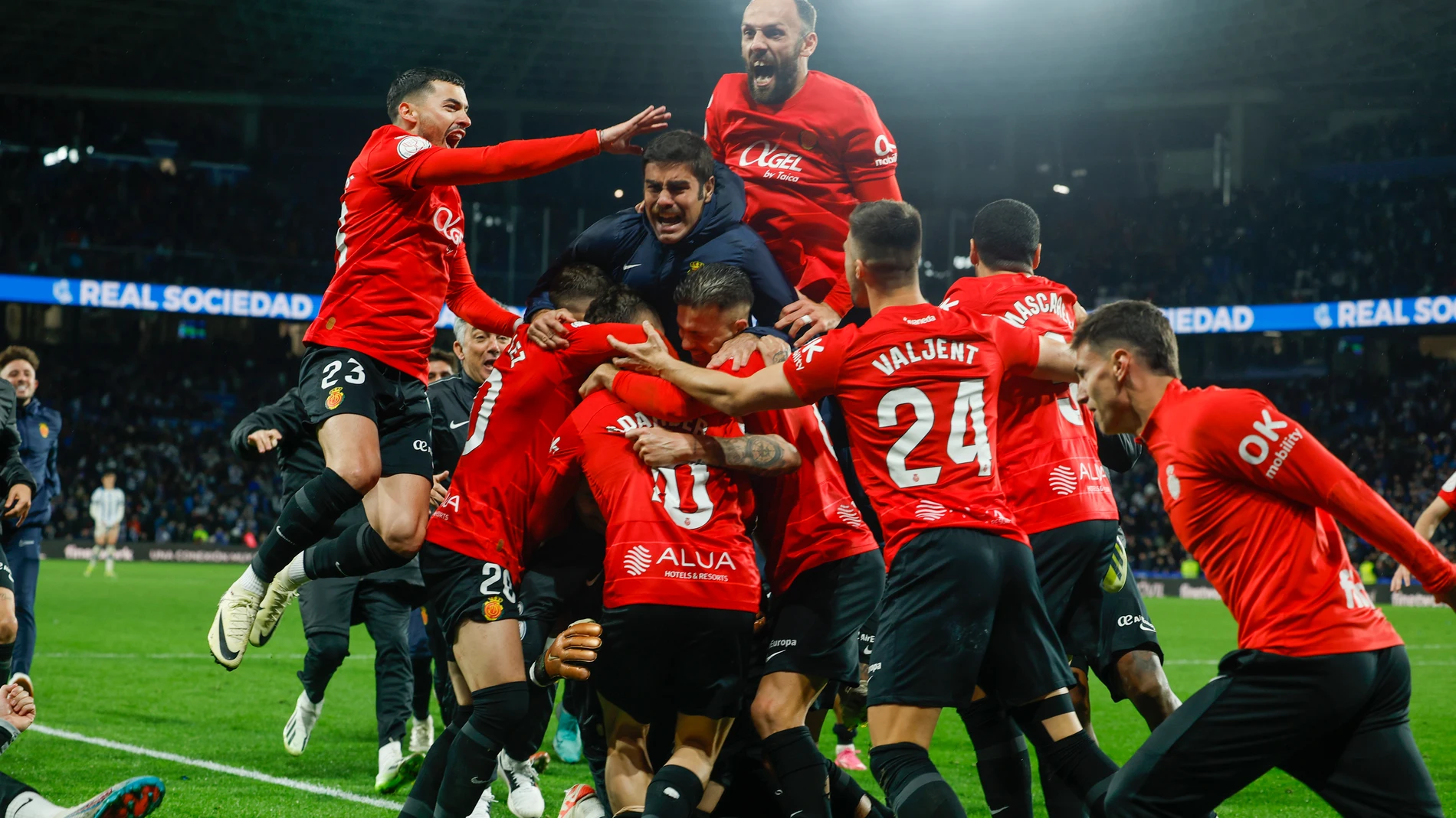 SAN SEBASTIÁN, 27/02/2024.- Los jugadores del RCD Mallorca celebran la victoria tras el partido de vuelta de las semifinales de la Copa del Rey que Real Sociedad y RCD Mallorca disputaron este martes en el Reale Arena, en San Sebastián. EFE/Javier Etxezarreta