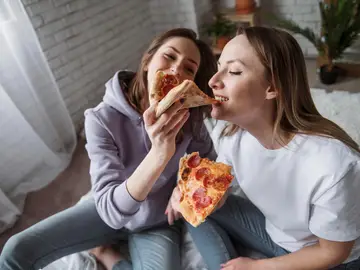 El hedonismo nos impulsa a comer más de lo que debemos y nos hace engordar por qué comemos más en exceso pizza y nos hace engordar