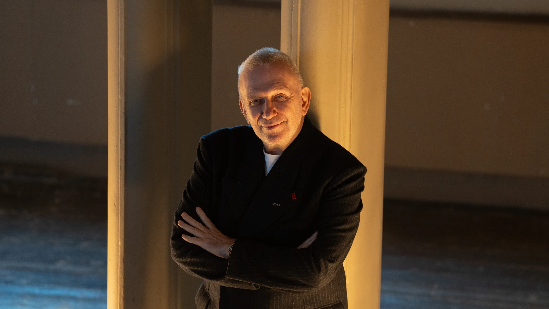 El diseñador francés Jean-Paul Gaultier posa para Europa Press en el Teatro Coliseum, a 28 de febrero de 2024, en Barcelona, Catalunya (España). Gaultier está hoy en Barcelona presentando su espectáculo ‘Fashion Freak Show’. Además posee su propia marca de ropa y perfumes, cuyo accionista mayoritario es la compañía española de moda y perfumes Puig?. Actualmente diseña para tres colecciones: su propia línea de alta costura y de ropa para tiendas, así como para la recién lanzada línea de ropa d...