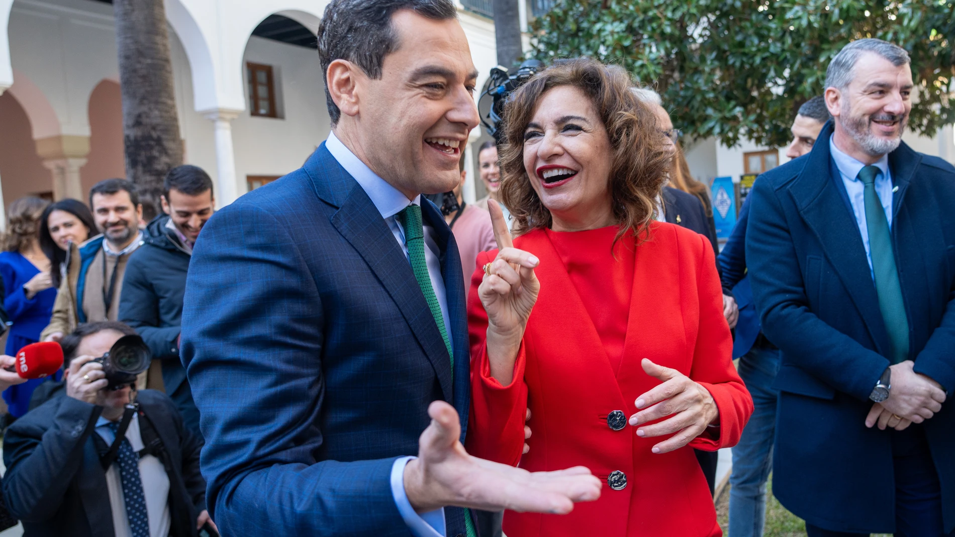 Tenso saludo con reproches entre presidente y vicepresidenta