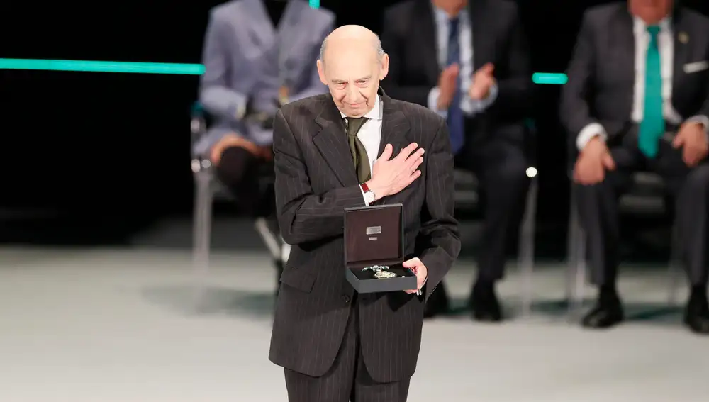 El presidente de la Institución Social y Cultural, Ateneo de Sevilla, Emilio Boja Malavéla, tras recoger la Medalla de Andalucía de las Ciencias Sociales y Las Letras