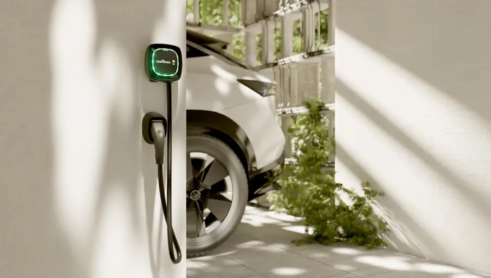 Un punto de carga de vehículos eléctricos servido por Wallbox