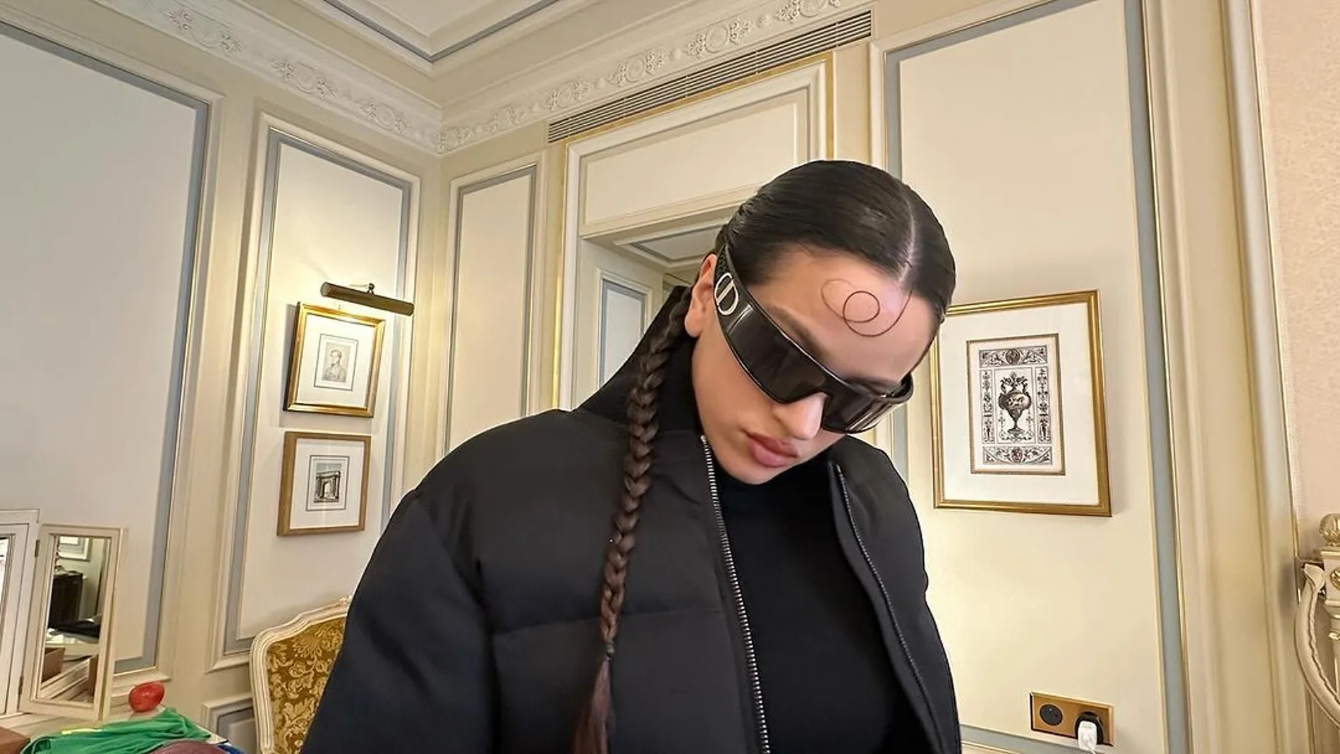 El look de Rosalía para el desfile de Dior.