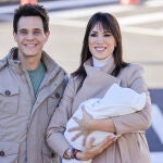 Christian Gálvez y Patricia Pardo con el pequeño Luca