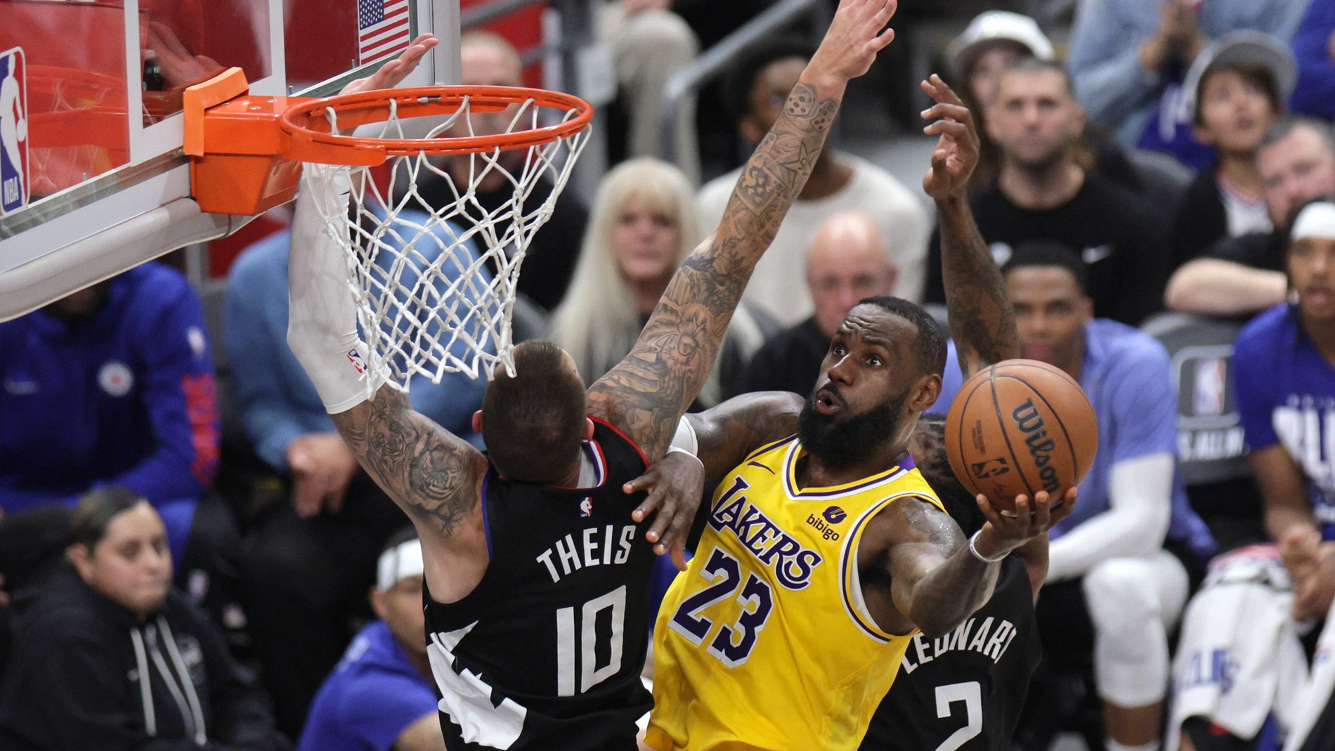 LeBron James fue imparable para la defensa de los Clippers