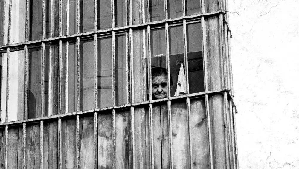"¿Cómo envejecer sin quedarse detrás de una ventana enjaulada?", se pregunta Campmany en sus textos