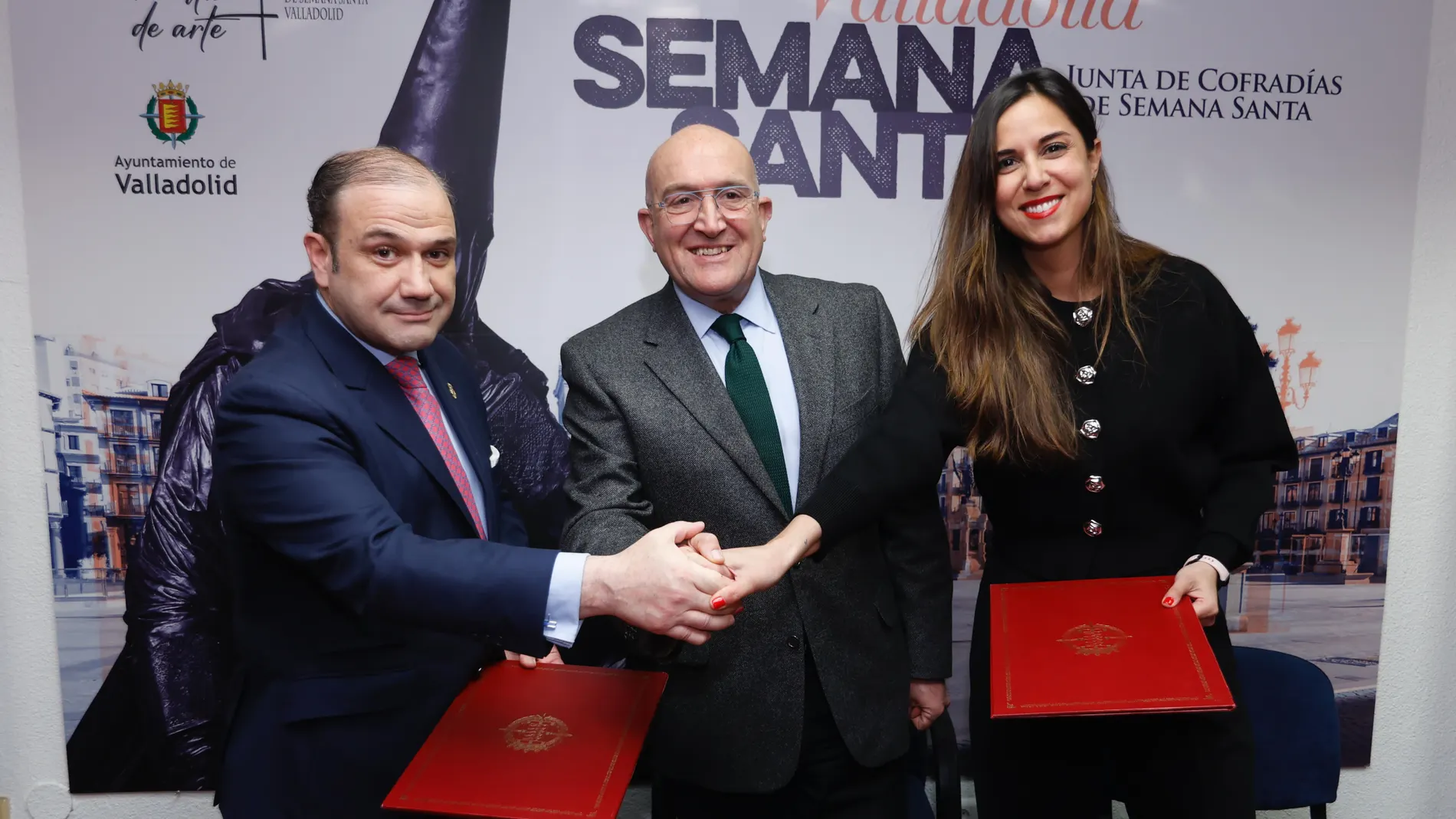 Jesús Julio Carnero, Miguel Vegas y Blanca Jiménez durante la firma del convenio