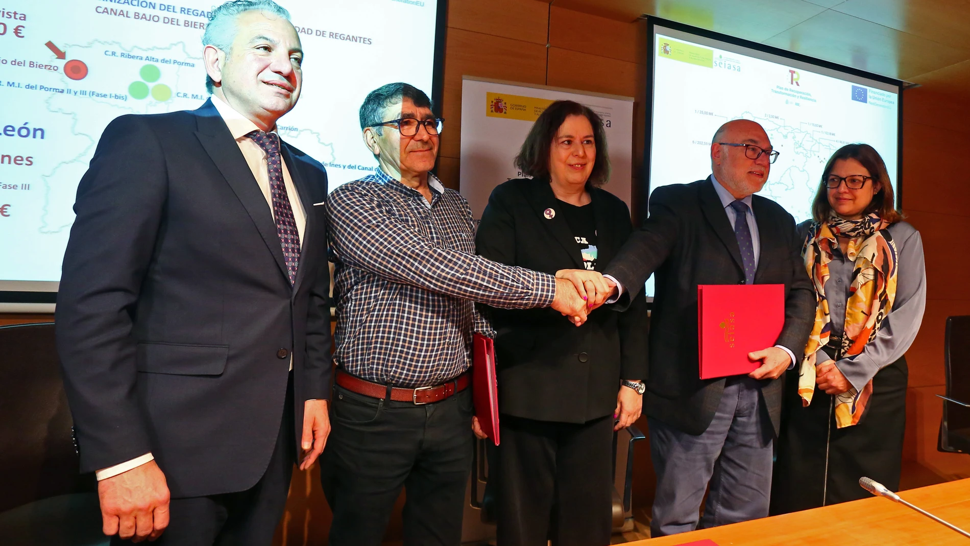 Firma del acuerdo en la Fundación Ciudad de la Energía